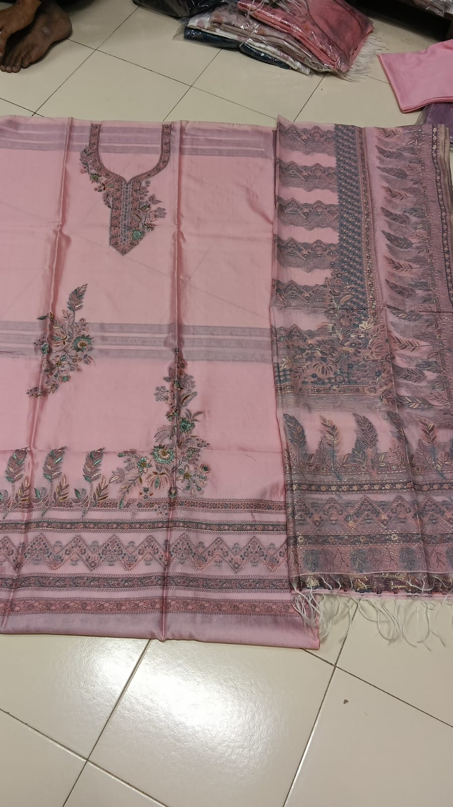 Pure paper silk suits with outline handwork